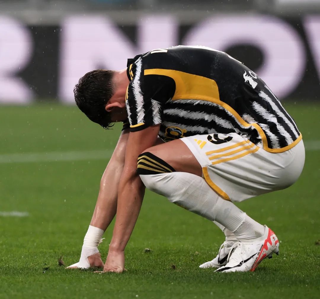 郑钦文登上 郑钦文登上